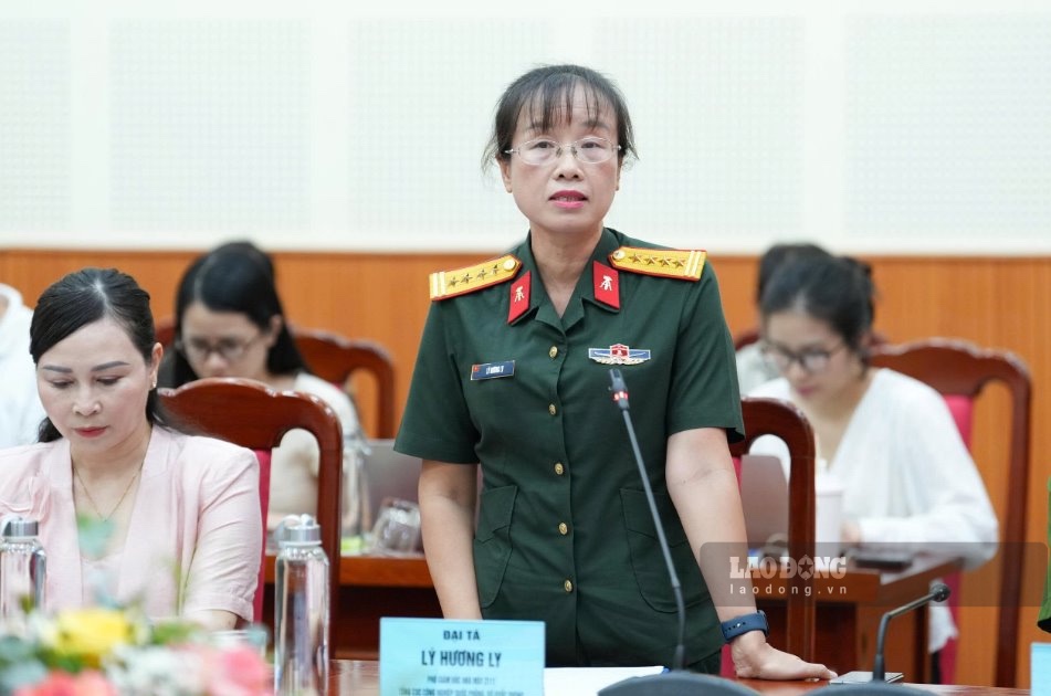 Colonel Ly Huong Ly - representative of Factory Z111, General Department of National Defense Industry (Ministry of National Defense) shares before the Vinh Quang Vietnam 2026 program. Photo: Huu Chanh
