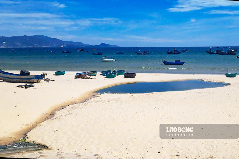 Domestic wastewater overflowing from manholes, flowing into the sea in Quy Nhon Dong ward (Gia Lai), emitting a foul odor, affecting people's lives taken on July 9. Photo: Hoai Phuong