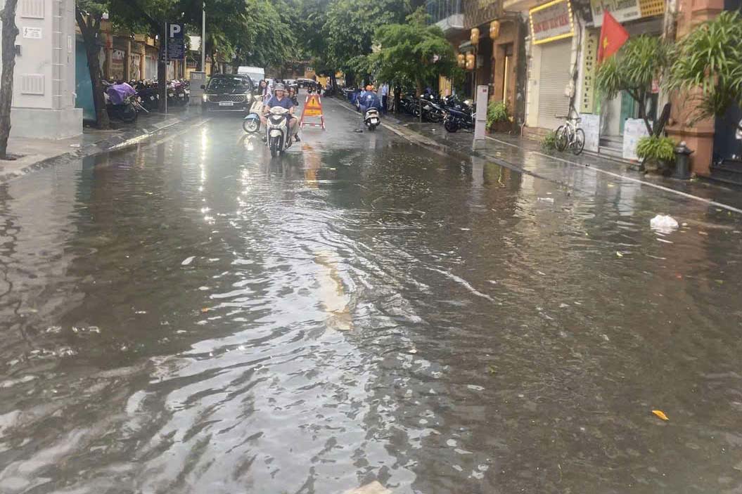Nguyen Truong To Street (Hanoi) after the rain at noon on July 27. Photo: Hanoi Technical Infrastructure Management Center