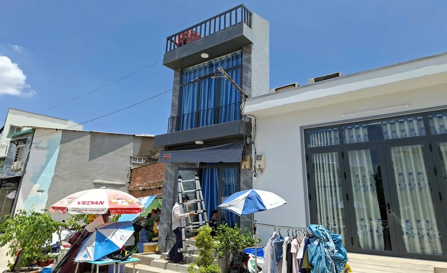 The super-thin house appeared after the clearance of Xuyen Tam canal in Ho Chi Minh City. Photo: Minh Quan