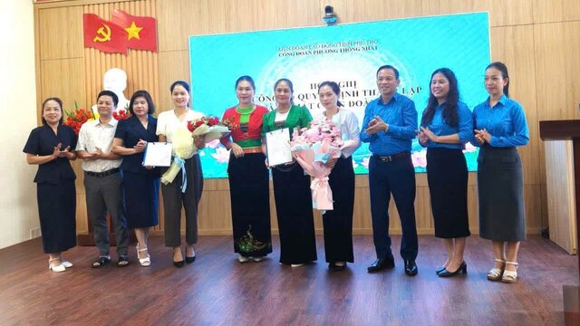 Thong Nhat Ward Trade Union organizes a program to announce the decision to establish a grassroots trade union. Photo: Phu Tho Trade Union