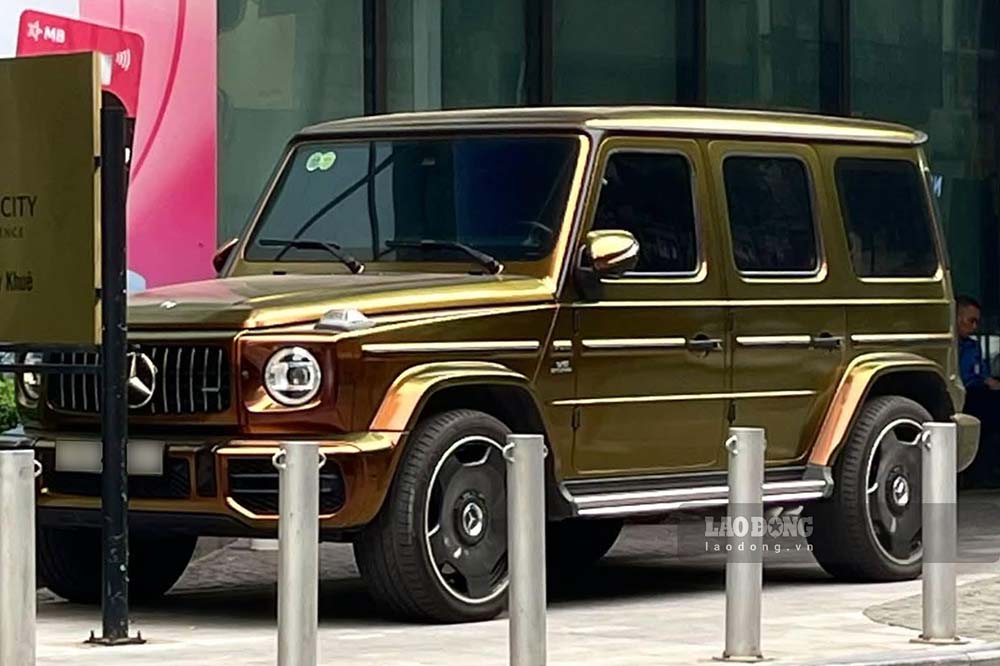 The Mercedes-AMG G63 stands out on the streets of Hanoi with a color-shifting decal that changes color according to lighting conditions. Photo: Ngoc Anh