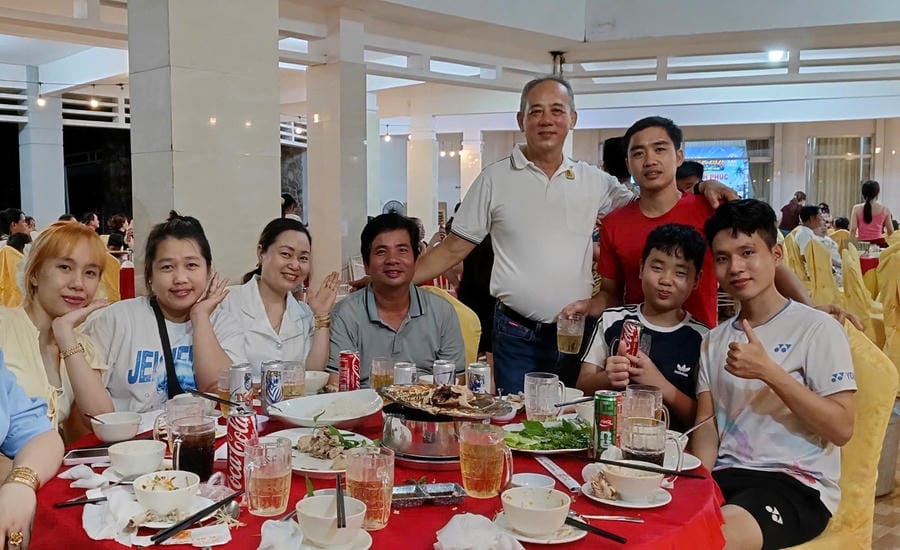 Mr. Cu Phat Nghiep (second from right) celebrates with workers at the Family Day of PouYuen Company. Photo: Company Trade Union provided