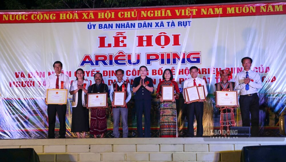 Trưởng ban Nội chính Tỉnh ủy Ly Kiều Vân và lãnh đạo Sở Văn hoá, Thể thao và Du lịch, Sở Dân tộc và Tôn giáo trao quyết định và chứng nhận cho đại diện các địa phương. Ảnh: Hàn Nguyên