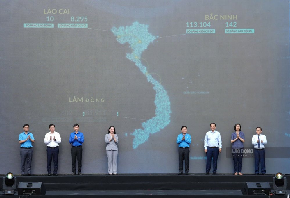 On June 7, representatives of Party and State leaders, VGCL, Hanoi Labor Federation... performed the National Emulation Movement Launching Ceremony "Good Labor - High Productivity - Good Income". Photo: Huu Chanh
