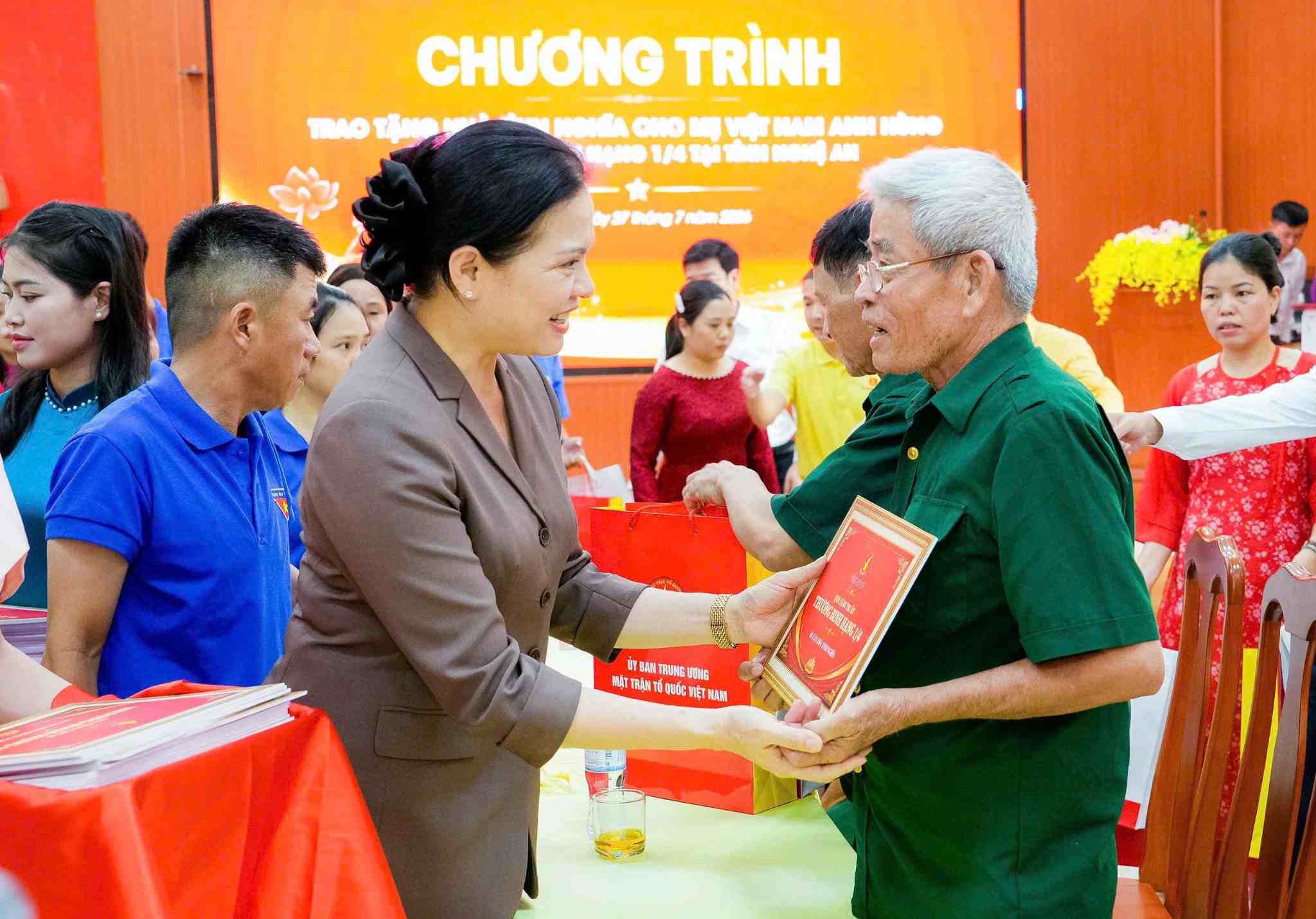 Ms. Ha Thi Nga - Member of the Party Central Committee, Vice Chairwoman, Secretary General of the Vietnam Fatherland Front Central Committee presents gifts and gratitude houses to seriously wounded soldiers in Nghe An. Photo: Vietnam Fatherland Front