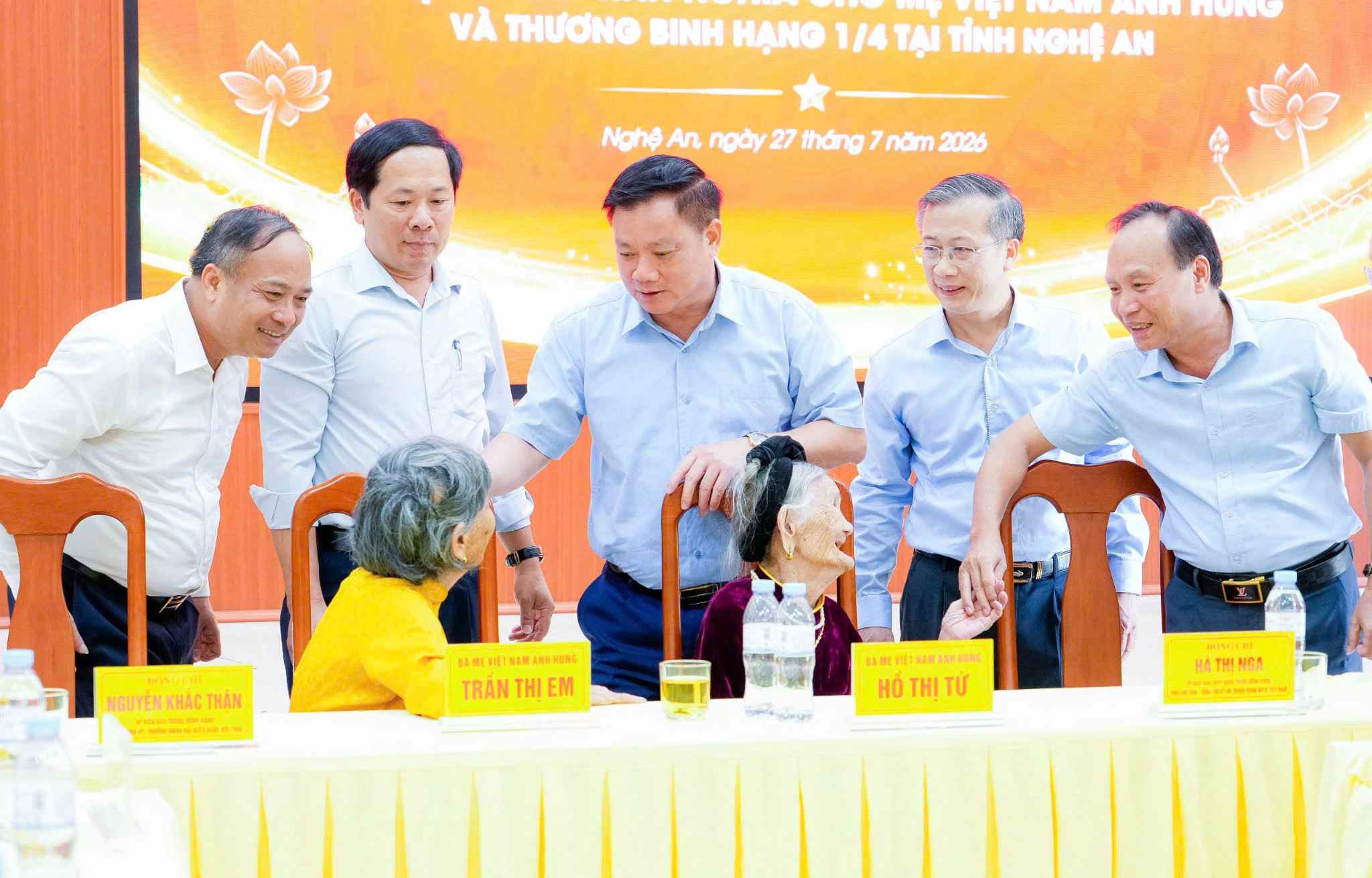 Lãnh đạo Trung ương và tỉnh Nghệ An thăm hỏi các Mẹ Việt Nam Anh hùng tại chương trình trao tặng nhà tình nghĩa. Ảnh: Mặt trận Nghệ An