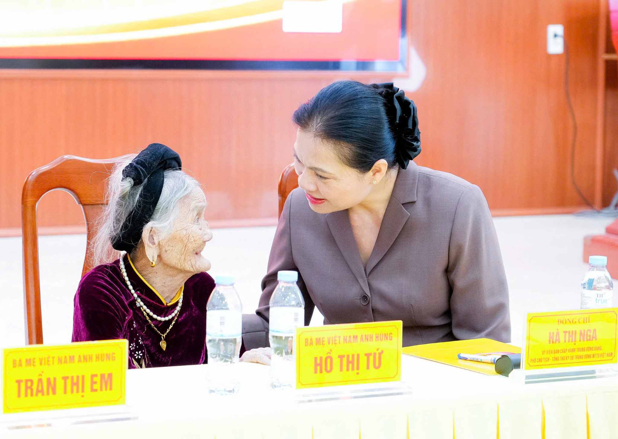 Bà Hà Thị Nga ân cần thăm hỏi Mẹ Việt Nam Anh hùng Hồ Thị Tứ tại chương trình tổ chức ngày 27.7. Ảnh: Mặt trận Nghệ An