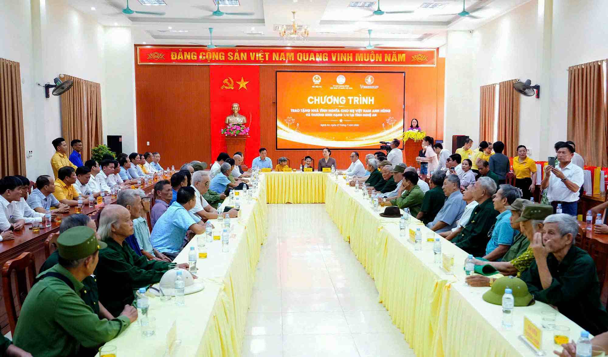 Các Mẹ Việt Nam Anh hùng, thương binh nặng tham dự chương trình trao tặng nhà tình nghĩa tại xã Vạn An, tỉnh Nghệ An. Ảnh: Mặt trận Nghệ An