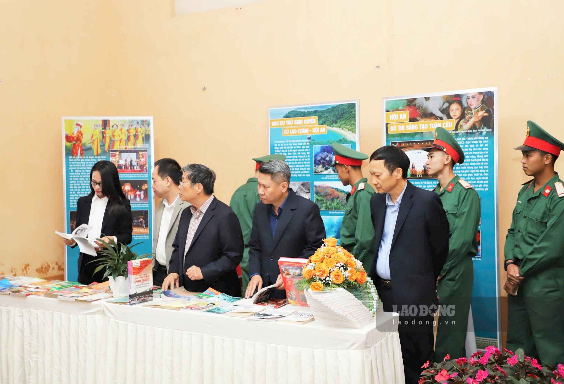 Công chúng tham quan triển lãm về hành trình yêu nước kết nối Hội An và Đà Lạt. Ảnh: Phúc Khánh 