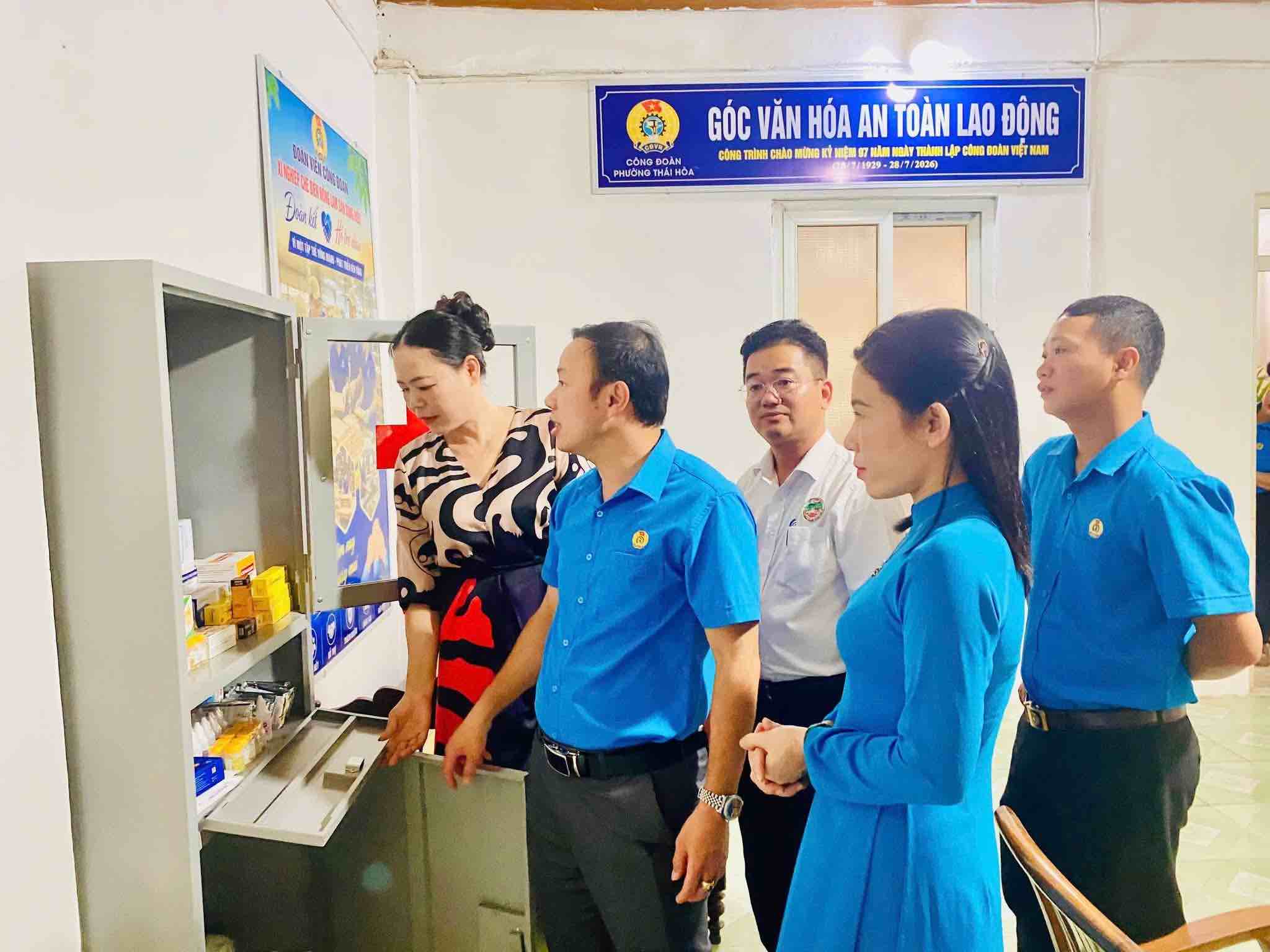 Launching the "Safe Labor Culture Corner" at Song Hieu Forestry and Agriculture Co., Ltd. Photo: Nghe An Trade Union