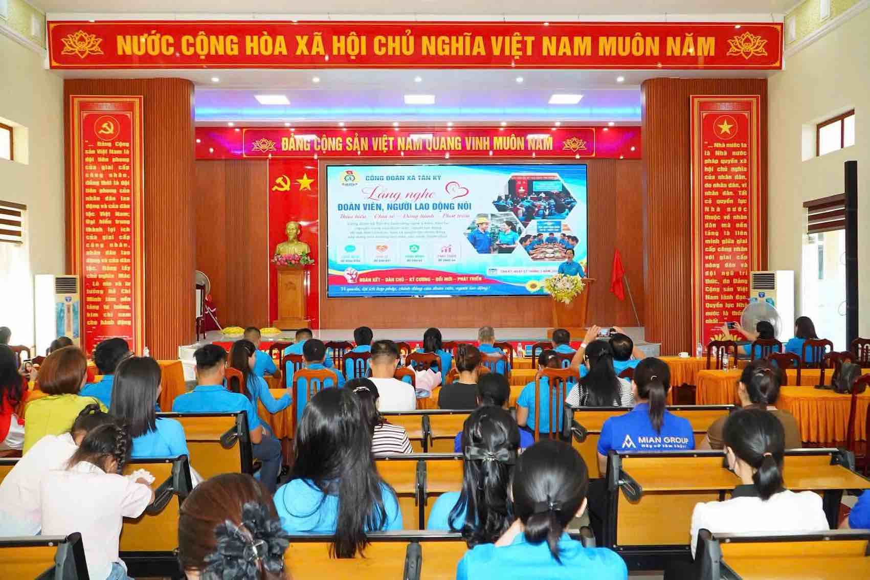 Tan Ky Commune Trade Union organizes the program "Listening to union members and workers speak" to grasp the thoughts and aspirations of union members and workers. Photo: Nghe An Trade Union