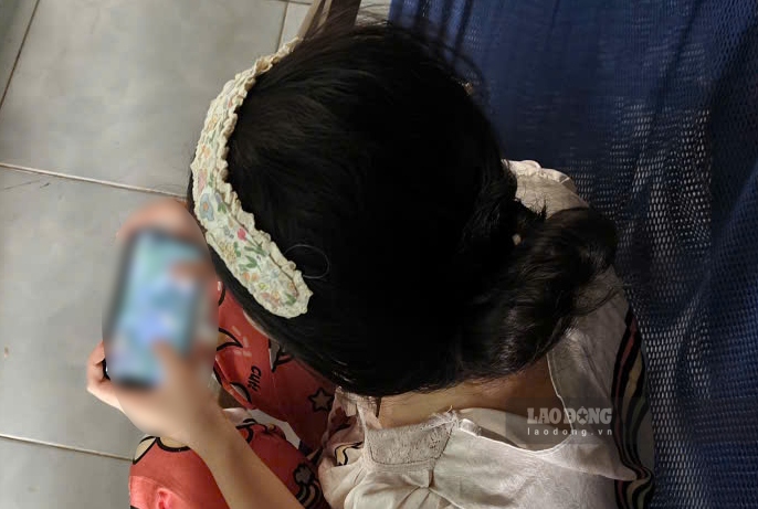 After the summer vacation, many parents are worried that their children are dependent on electronic devices. Photo: Han Nghien