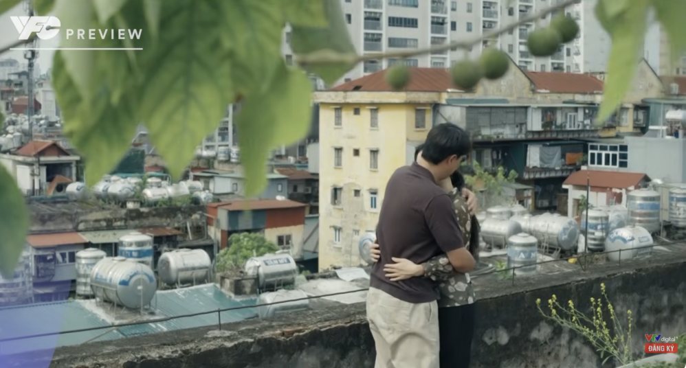 Nguyệt mở lòng đón nhận Tài trong tập 32 phim “Dưới ô cửa sáng đèn“. Ảnh: VFC. 