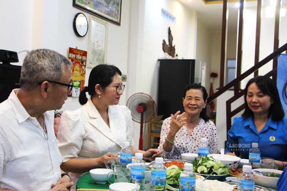 Over a warm meal, female war invalid 1/4 Tran Thi Nhan (residing in Tay Nha Trang ward, Khanh Hoa province) shared that in those days, even though she lost her arm and was covered in injuries, she was still ready to go to battle. Photo: Phuong Linh