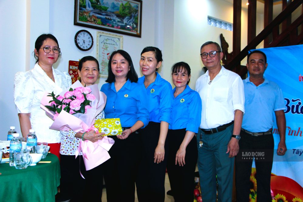 Lãnh đạo Ủy ban MTTQ phường Tây Nha Trang tặng quà tri ân thương binh Trần Thị Nhân. Ảnh: Phương Linh