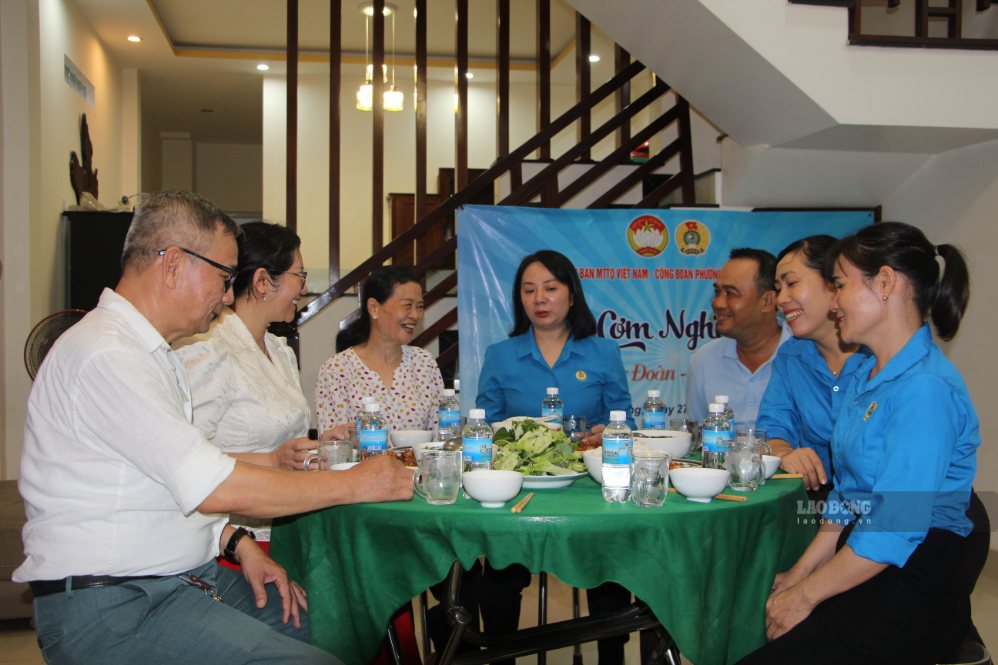 Bữa cơm nghĩa tình ấm lòng nữ thương binh hạng 1/4. Ảnh: Phương Linh