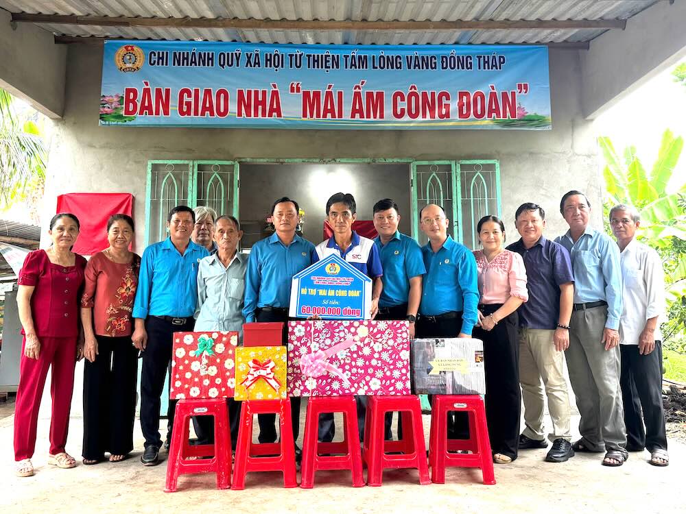 Leaders of the Dong Thap Provincial Labor Federation and local authorities take souvenir photos at the handover ceremony of "Trade Union Shelter". Photo: Thanh Nhan