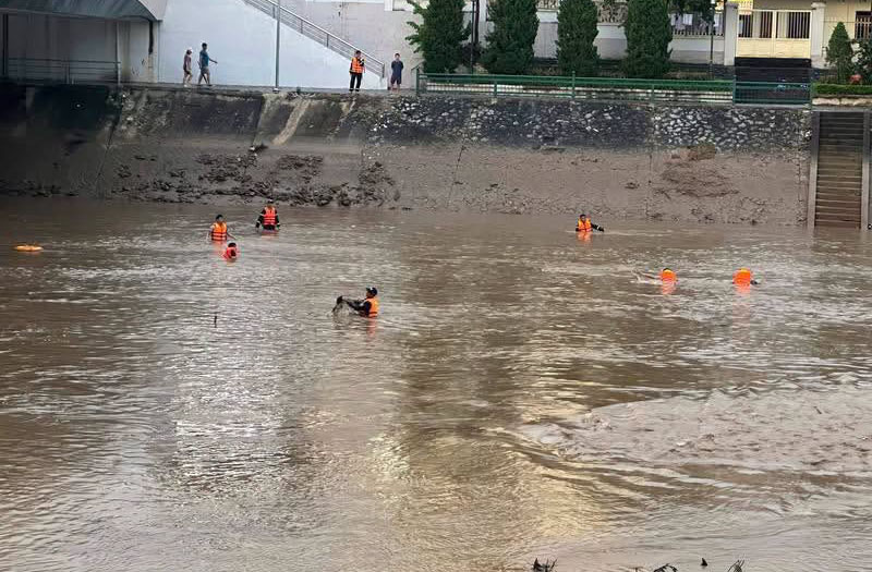 Công an Điện Biên triển khai công tác tìm kiếm thiếu niên đuối nước trên sông Nậm Rốm. Ảnh: Công an Điện Biên