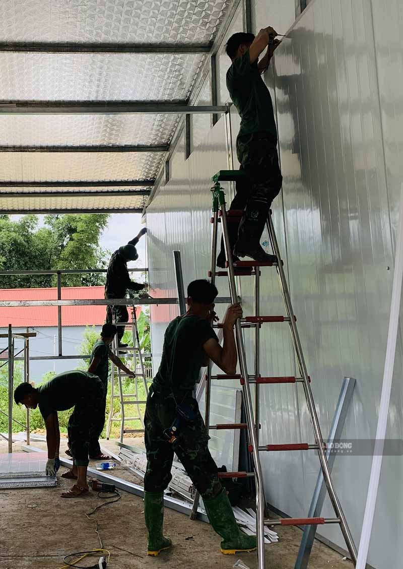 Những nếp nhà đầu tiên đang được nhanh chóng hoàn thiện. Ảnh: Thành An