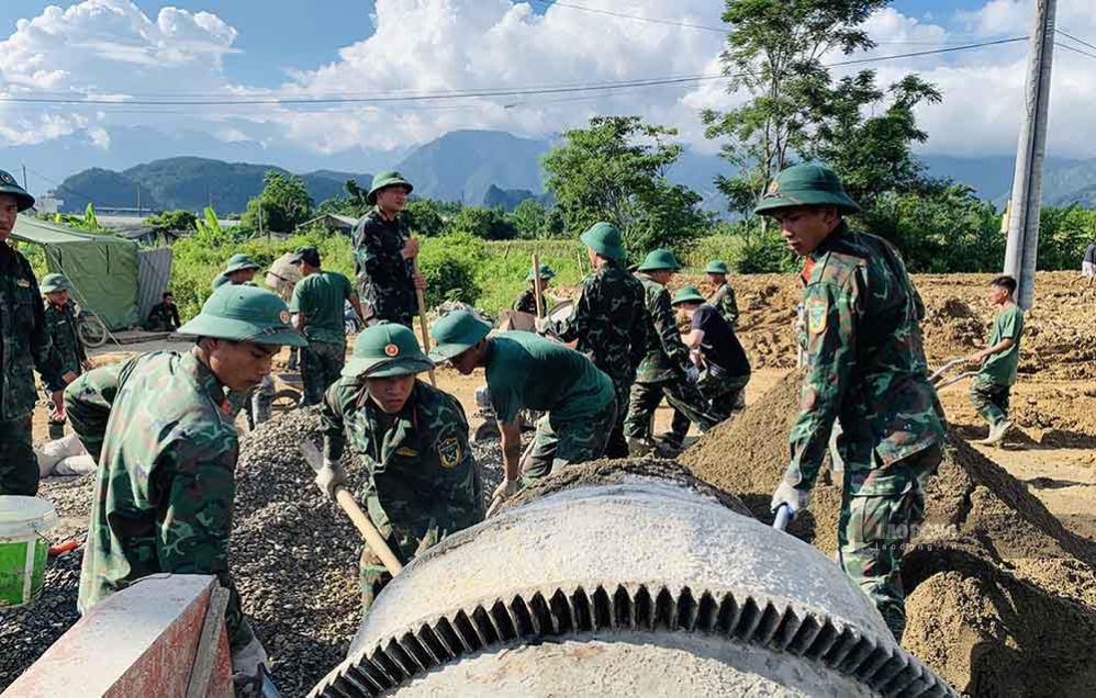 Những người lính trên công trường tái định cư sau lũ. Ảnh: Thành An