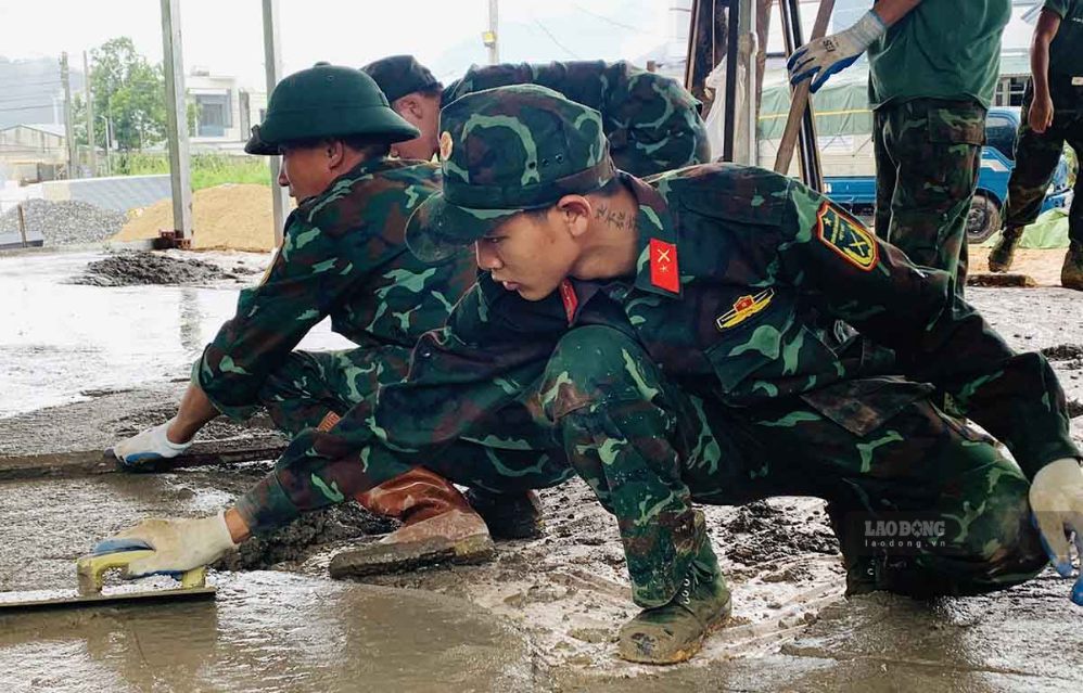 Officers and soldiers of Regiment 880 (Lai Chau Provincial Military Command) build resettlement houses for people in Muong Than commune, Lai Chau province who were damaged after the flash flood. Photo: Thanh An