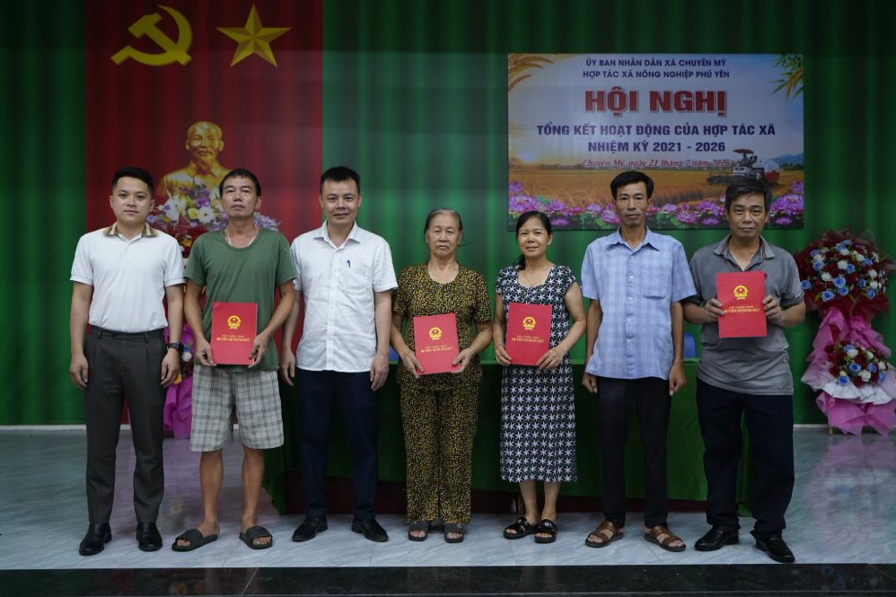 Sau gần hai tuần, xã Chuyên Mỹ đã hoàn tất chỉnh lý 51 sổ đỏ có dữ liệu chữ “T“. Ảnh: Minh Lộc