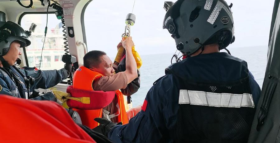 Photo taken on July 27 showing a Vietnamese sailor of the Khôi Nguyên 18 ship being transferred from a Chinese rescue helicopter to a Vietnamese ship. Photo: Xinhua