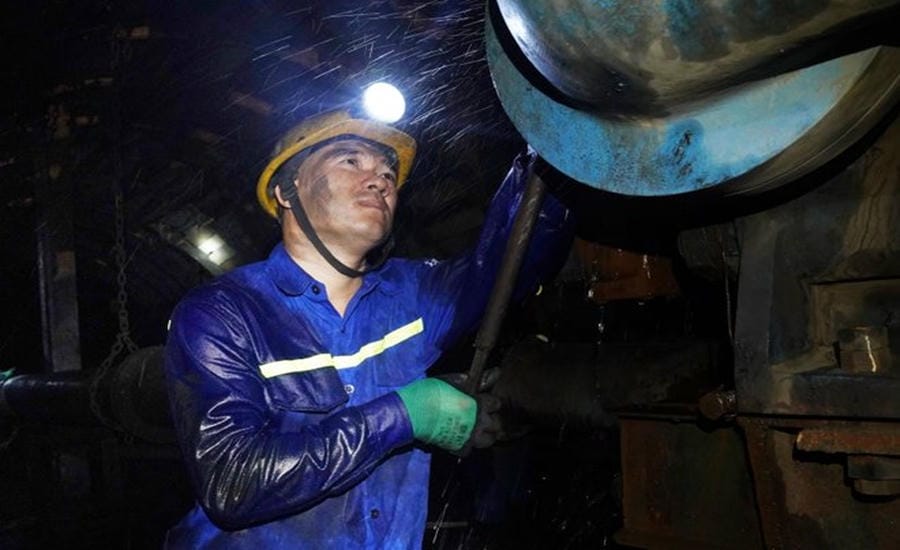 Mr. Pham Dinh Duan was honored at the Vinh Quang Viet Nam 2025 program. Photo: Vang Danh Coal Joint Stock Company
