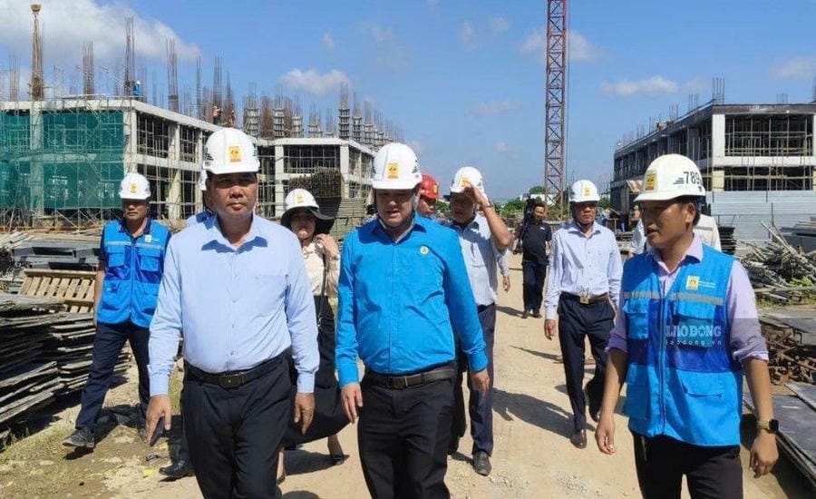 Mr. Kim Ngoc Thai - Deputy Secretary of the Provincial Party Committee, Chairman of the Vietnam Fatherland Front Committee of Vinh Long province - visits and encourages workers constructing the Giao Long Trade Union Social Housing Project. Photo: Hoang Loc