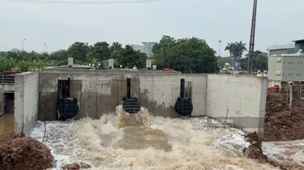 Hanoi heavy rain, many pumping stations operate to prevent flooding. Photo: Duc Hung