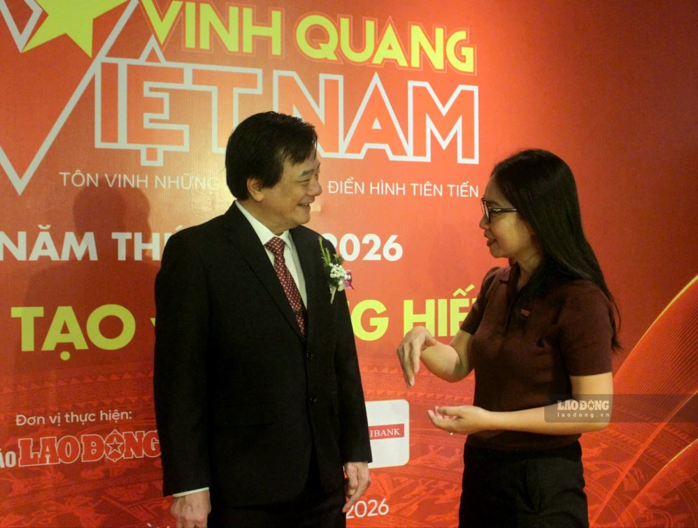 Anh hùng Lao động, Thầy thuốc Nhân dân, GS.TS. BS Tạ Văn Trầm, Giám đốc Bệnh viện Đa khoa Tiền Giang trao đổi với phóng viên Lao Động trước thềm Vinh quang Việt Nam 2026. Ảnh: Quỳnh Chi