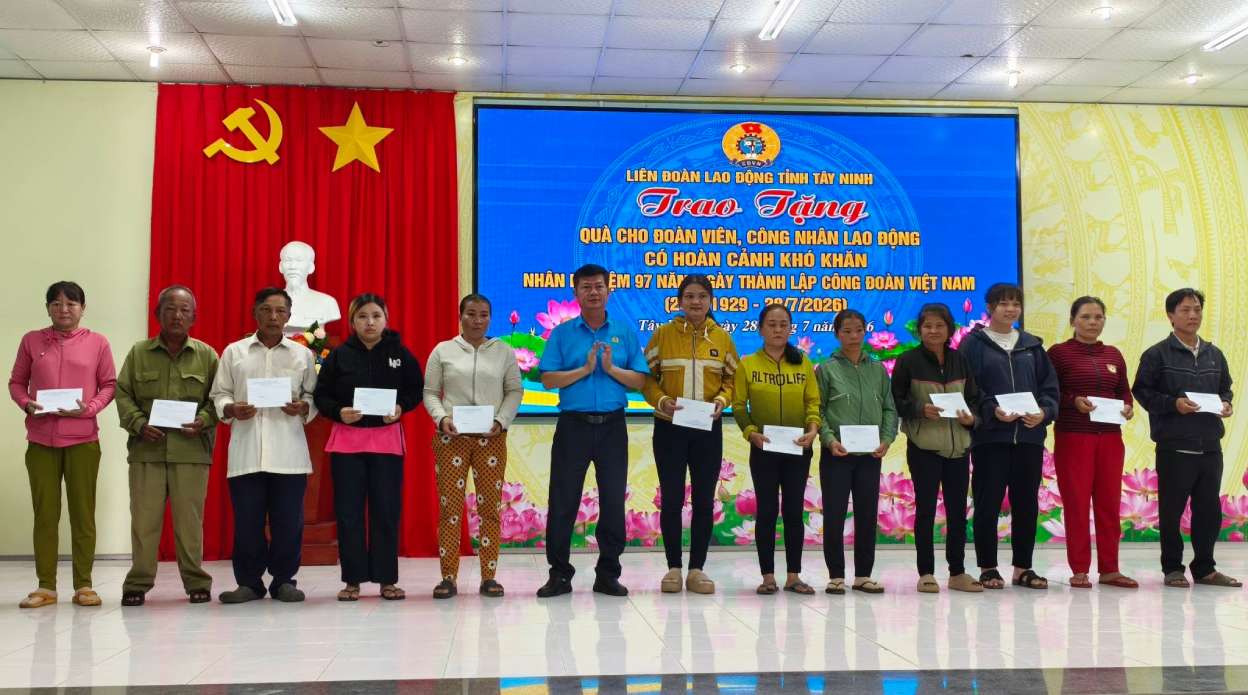 100 union members in difficult circumstances in the border commune receive gifts from the Tay Ninh Provincial Labor Federation. Photo: Tay Ninh Provincial Labor Federation