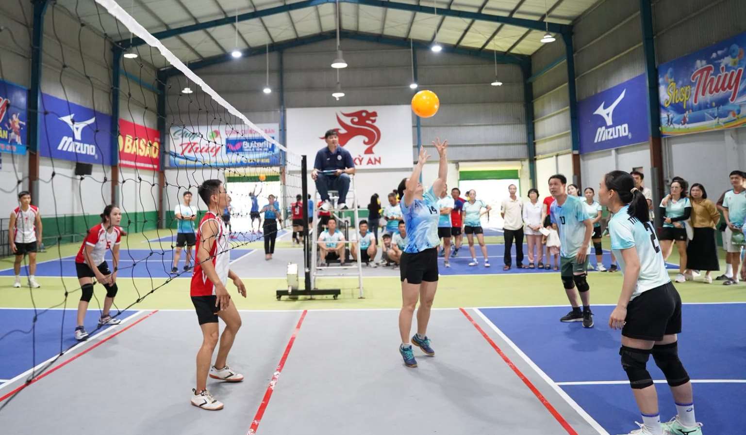 The men's and women's combined volleyball tournament to celebrate the 97th anniversary of the founding of the Vietnam Trade Union attracted 11 teams from grassroots trade unions in Huong Tra and Quang Phu wards, Da Nang to participate. Photo: Huong Tra Ward Trade Union