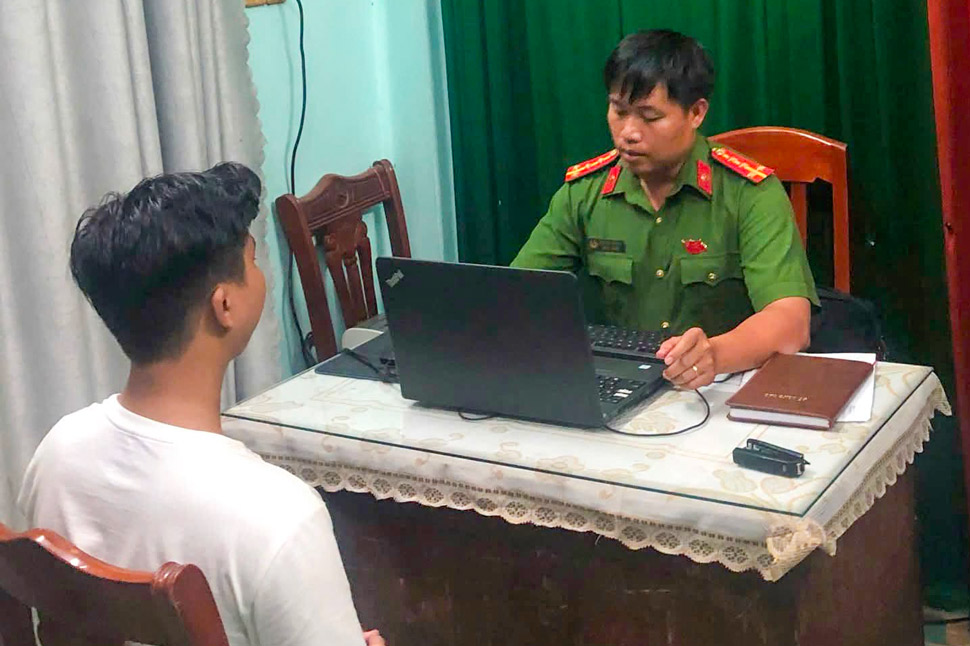 Công an phường An Nhơn vận động thành công đối tượng truy nã Phan Minh Toàn ra đầu thú. Ảnh: Công an cung cấp