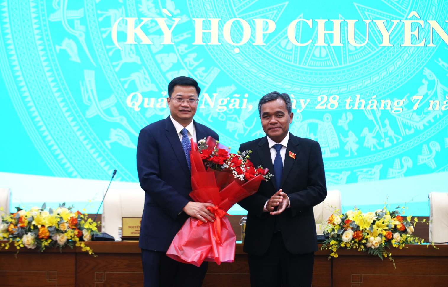 Mr. Ho Van Nien, Secretary of Quang Ngai Provincial Party Committee (right) presents flowers to congratulate Mr. Nguyen Duc Tam, Deputy Secretary of the Provincial Party Committee, Chairman of Quang Ngai Provincial People's Committee. Photo: Quang Ngai e-Portal