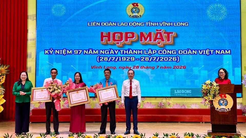 Les anciens dirigeants de la Fédération du travail de la province de Vĩnh Long et de la province de Bến Tre (avant la fusion) ont reçu l'Ordre du travail de deuxième classe. Photo: Hoàng Lộc