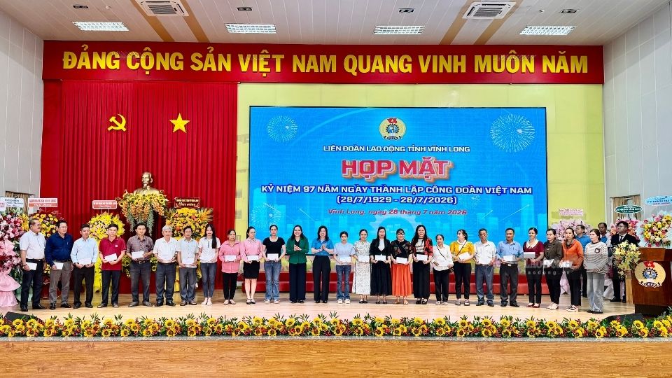 Lãnh đạo LĐLĐ tỉnh Vĩnh Long trao quà cho đoàn viên là thương binh, con thương binh, con liệt sĩ tại chương trình họp mặt kỷ niệm 97 năm Ngày thành lập Công đoàn Việt Nam. Ảnh: Hoàng Lôc