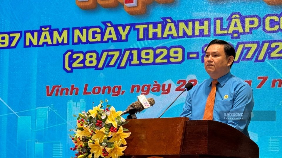 Ông Nguyễn Phúc Linh - Ủy viên Ban Chấp hành Tổng LĐLĐ Việt Nam, Tỉnh ủy viên, Phó Chủ tịch Ủy ban MTTQ Việt Nam tỉnh, Chủ tịch LĐLĐ tỉnh Vĩnh Long phát biểu tại họp mặt kỷ niệm 97 năm Ngày thành lập Công đoàn Việt Nam. Ảnh: Hoàng Lộc