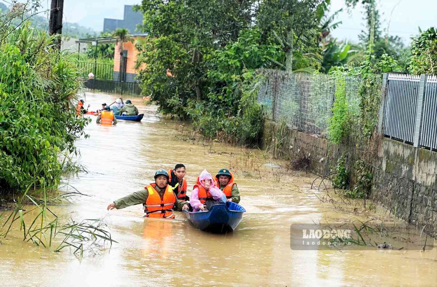 Bao Loc Ward 3 forces soak in water to evacuate people to safe places. Photo: Phuc Khanh
