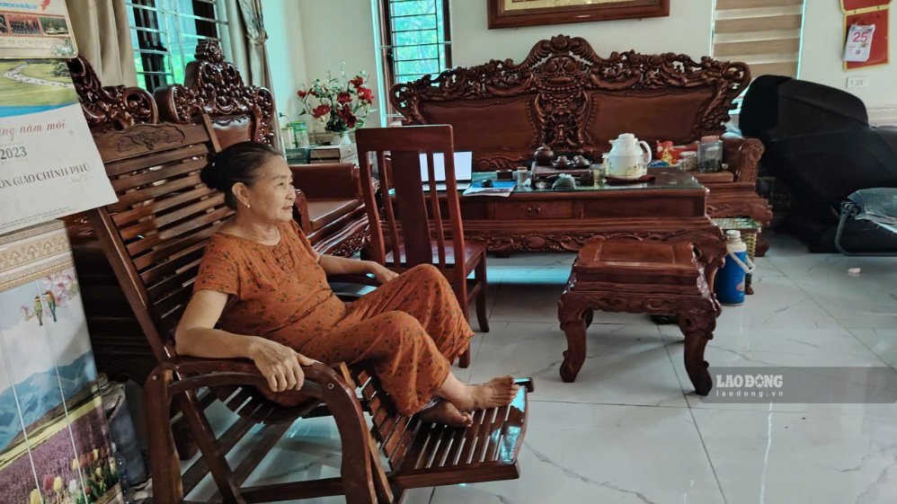 De nombreuses personnes âgées attendent avec impatience la politique de réduction de l'âge des allocations de retraite. Photo: Xuyên Đông