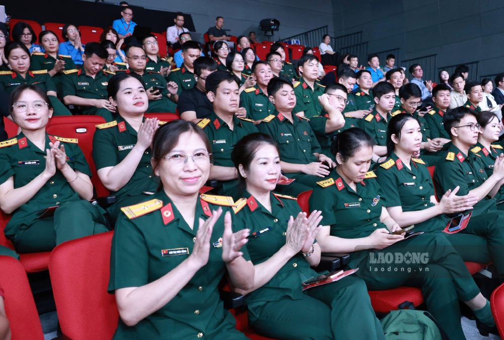 Đông đảo cán bộ công đoàn, chiến sĩ tham dự chương trình. Ảnh: Hải Nguyễn