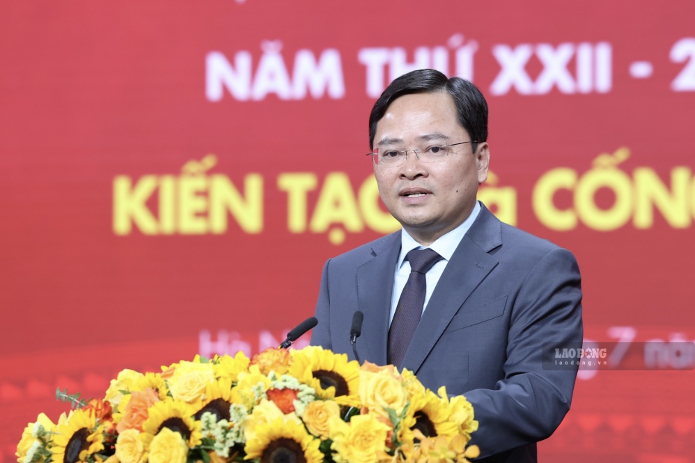 Mr. Nguyen Anh Tuan - Member of the Party Central Committee, Vice Chairman of the Central Committee of the Vietnam Fatherland Front, President of the Vietnam General Confederation of Labor delivered the opening speech of the 2026 Vietnam Glory Program. Photo: Hai Nguyen