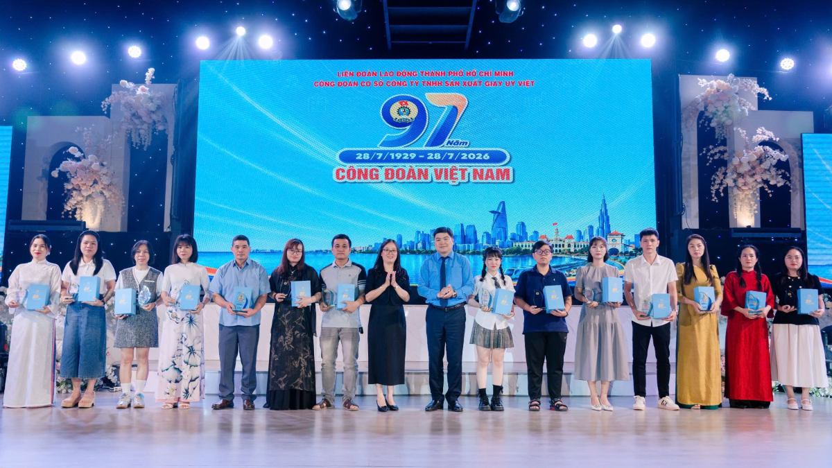 Félicitations et récompenses aux membres du syndicat et aux travailleurs exceptionnels au syndicat de base de Giay Uy Viet. Photo: Fournie par le syndicat de base