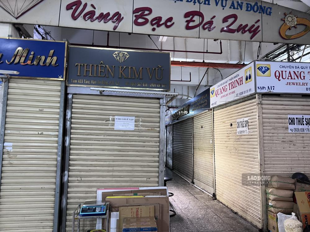 Unexpected scene at the famous gold and silver, gemstone market in Ho Chi Minh City, a series of stores closed in the afternoon of July 27. Photo: Ha May