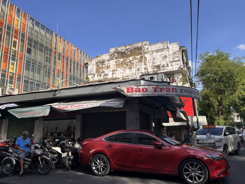 Khu vực kinh doanh vàng bạc, đá quý bên ngoài chợ An Đông vắng khách.