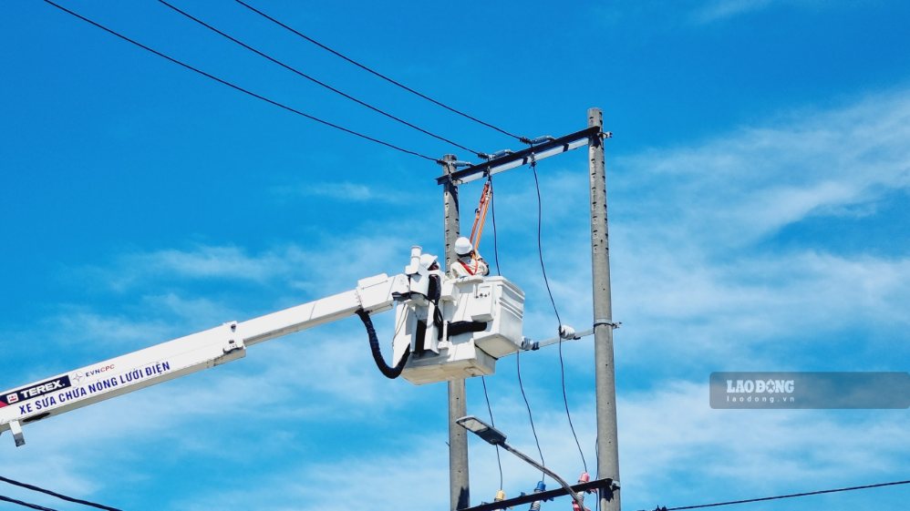 Da Nang invests more than 317 billion VND to supply electricity to 2,867 households in mountainous areas. Photo: Hoang Bin