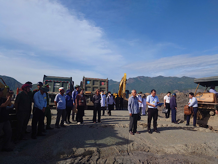 Hình ảnh cưỡng chế vào sáng 28.7 để triển khai dự án. Ảnh: UBND phường Nam Nha Trang cung cấp