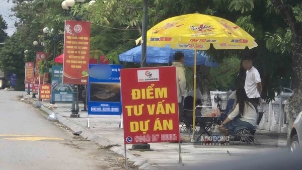 De nombreux points de conseil invitent à verser des dépôts et à conserver des biens immobiliers à l'extérieur d'un projet à Bắc Ninh lorsque ce projet ne remplit pas encore les conditions pour être exploité et mobiliser des capitaux. Photo prise en juillet 2025. Photo: Trần Tuấn