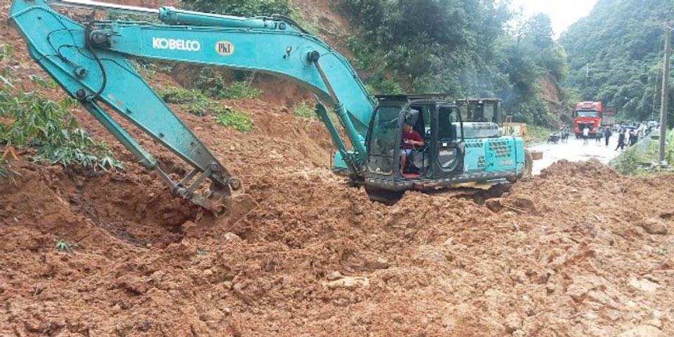 Machinery and manpower are mobilized to clear the road. Photo: People provided